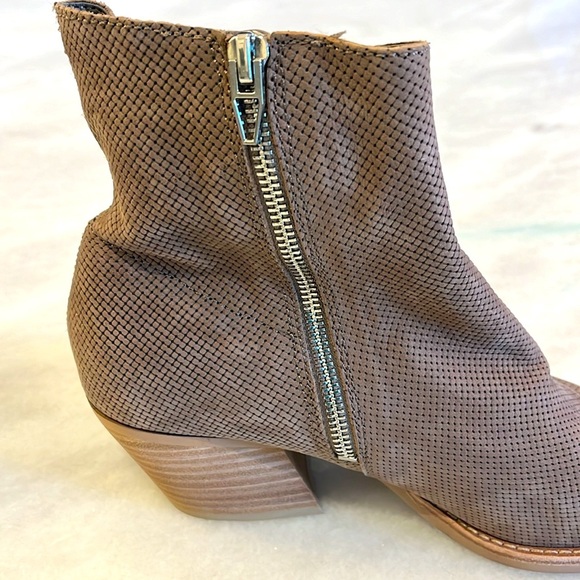 Dolce Vita Asha Ankle Boots Booties 8.5 Perforated Suede Leather Taupe - Picture 9 of 9